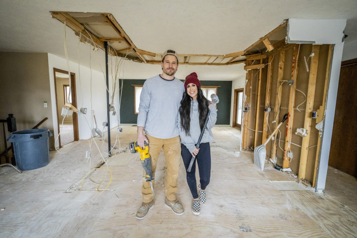 Photo of HGTV Fast-Tracks a Second Season of Breakout Monday Night Hit ‘Down Home Fab’ Starring Chelsea and Cole Deboer