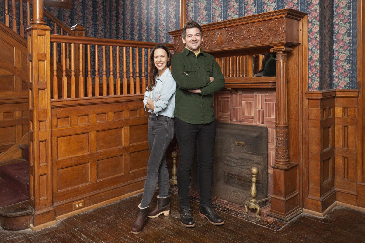 Photo of ‘Cheap Old Houses’ Stars Ethan and Elizabeth Finkelstein Return to HGTV in Newly Greenlighted Series